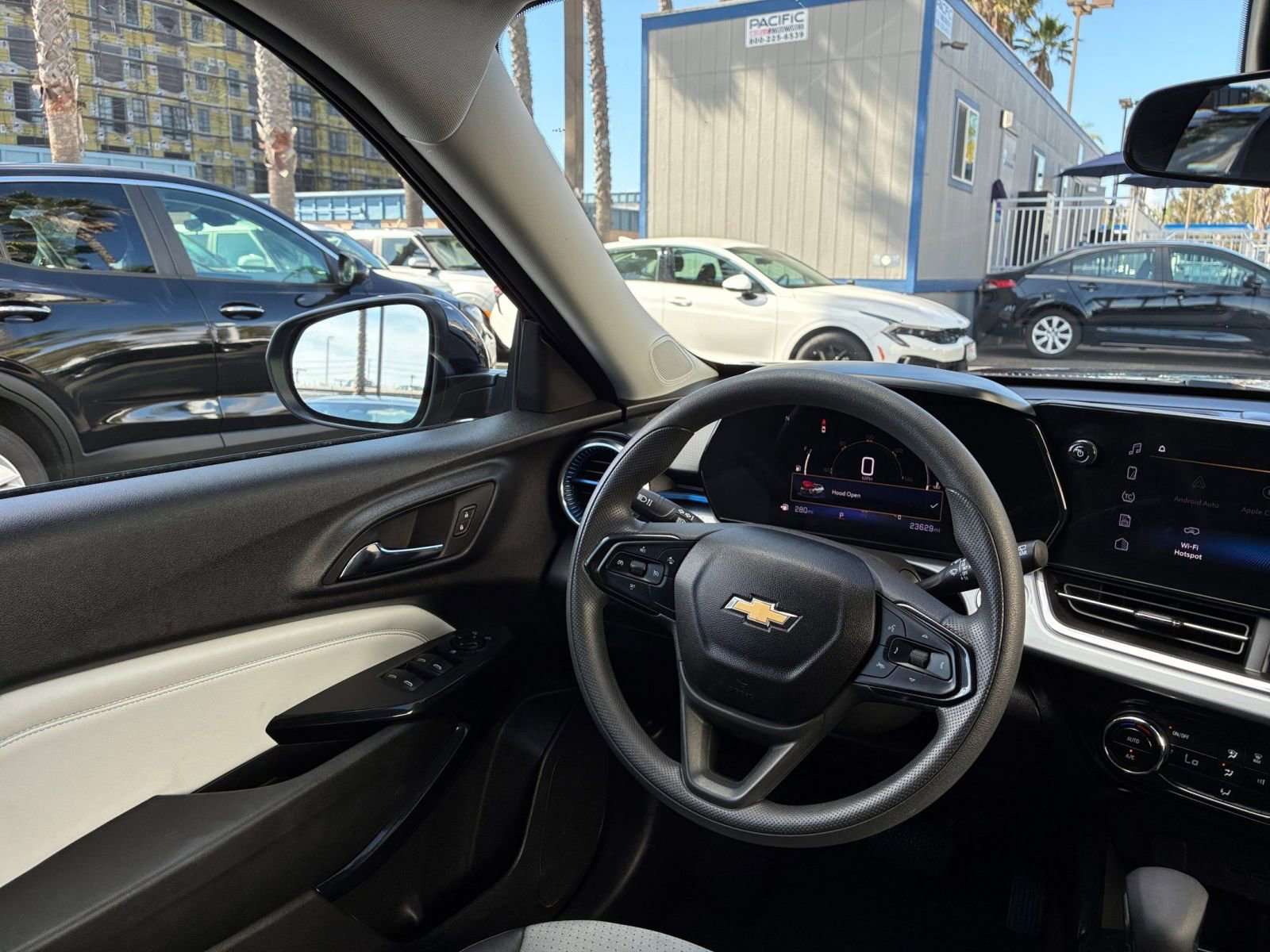 Used 2025 Chevrolet Trax LT image 33