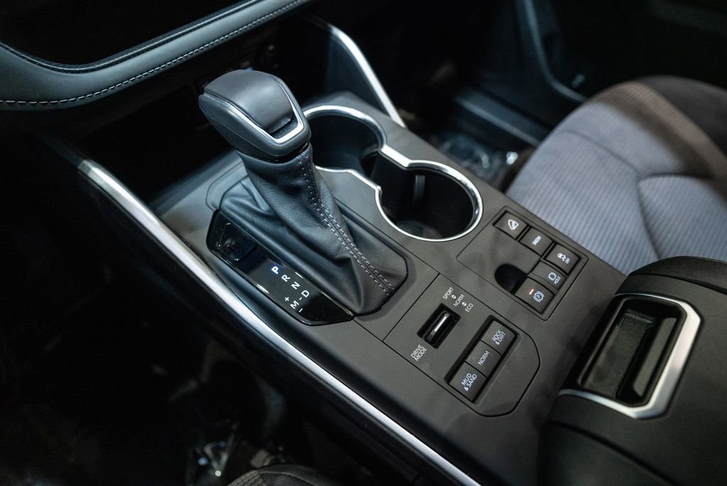 Certified 2025 Toyota Highlander LE image 27