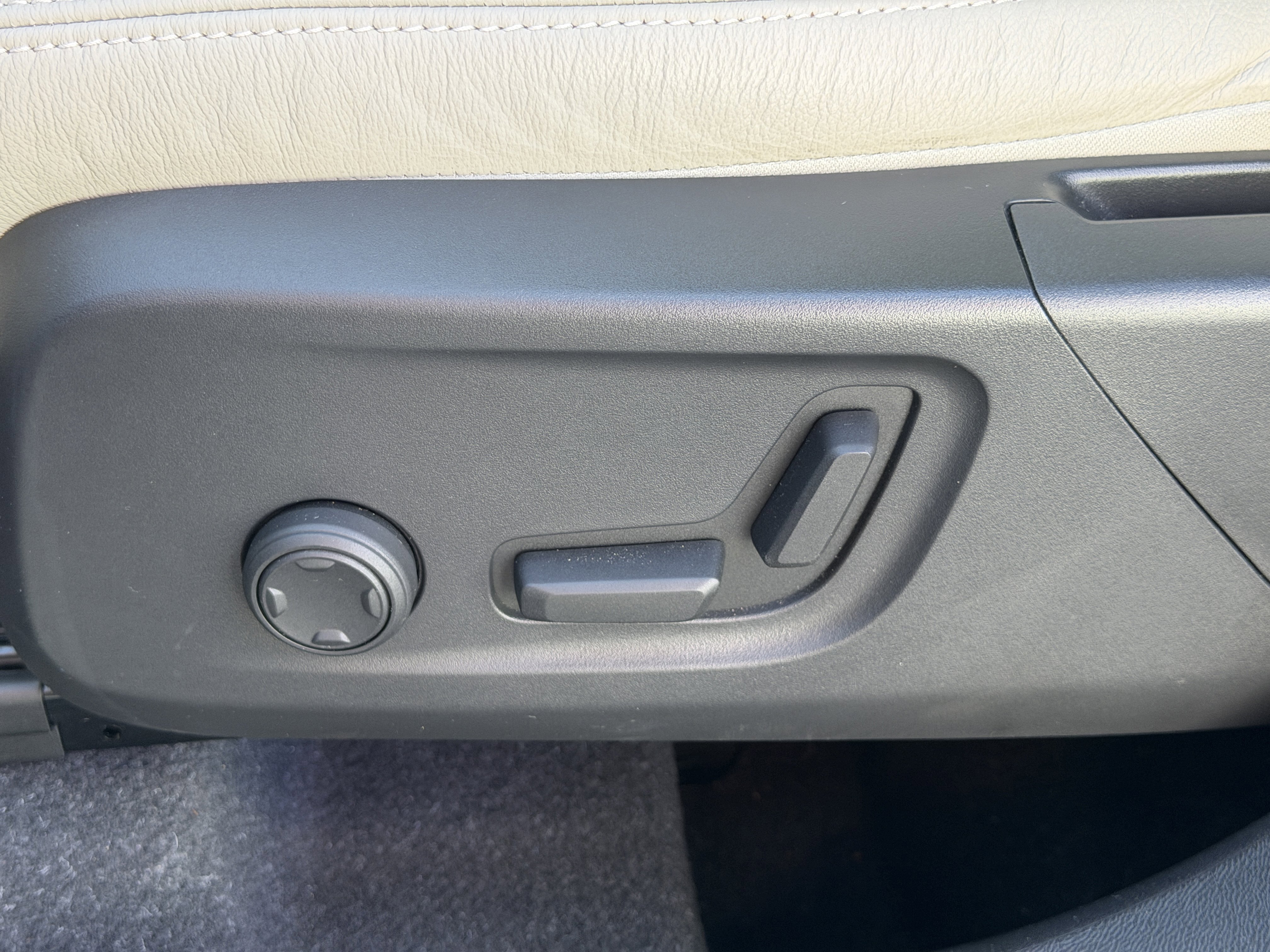 Certified 2023 Volvo XC40 B5 Plus w/ Protection Package Premier AWD/4WD image 19