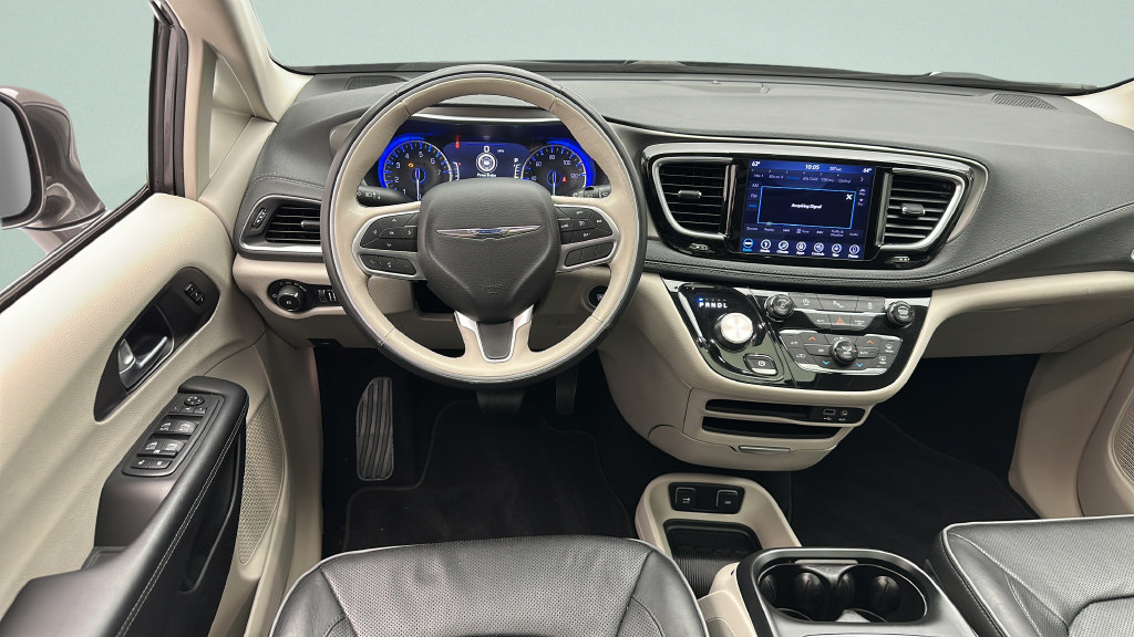Used 2018 Chrysler Pacifica Limited w/ Tire & Wheel Group FWD image 10
