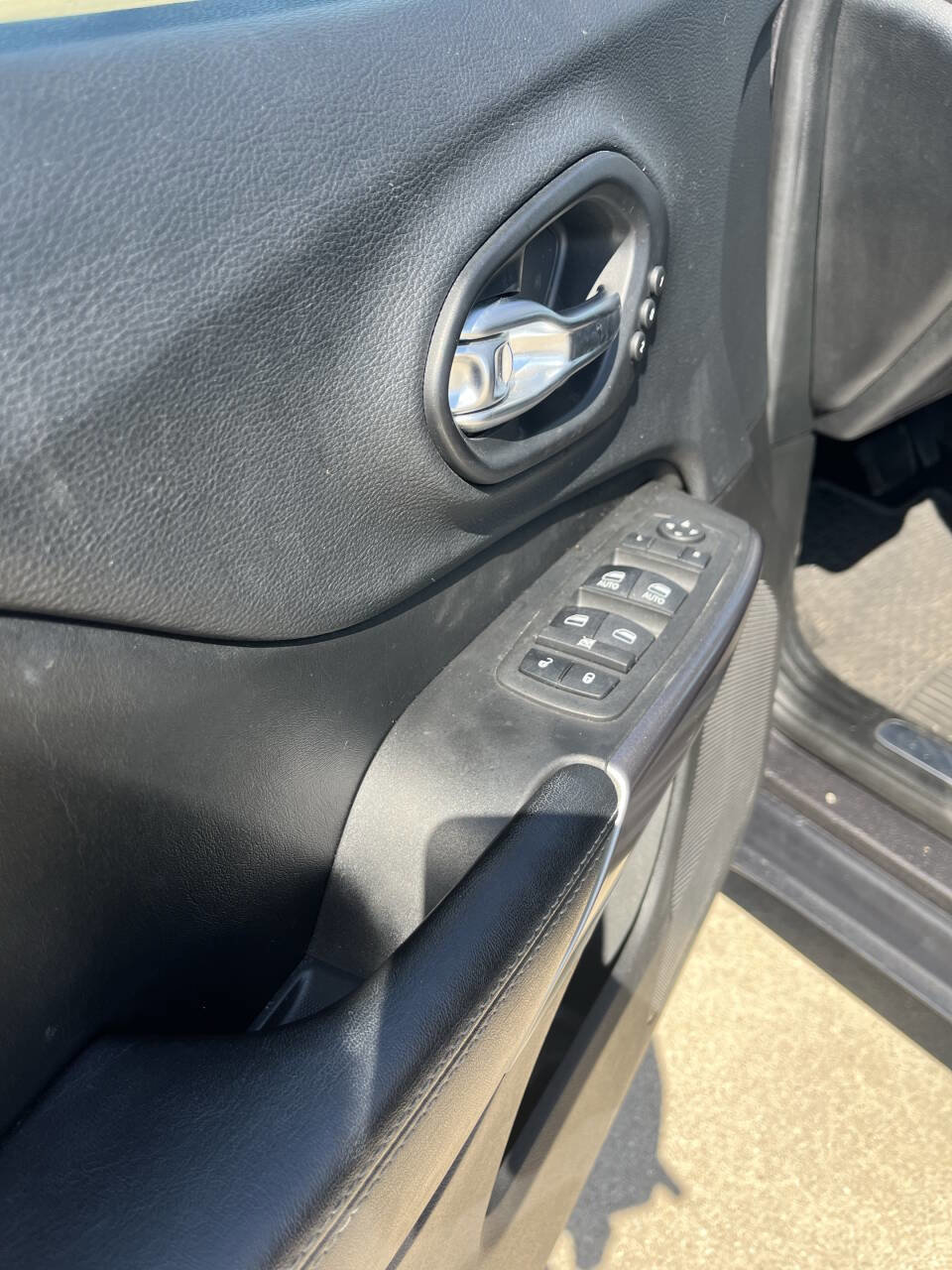 Used 2019 Jeep Cherokee Limited w/ Technology Group image 26