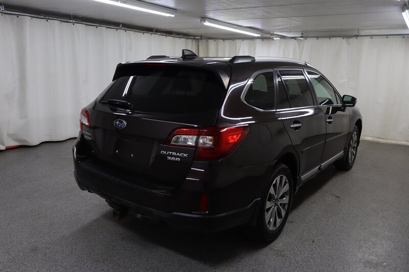 Used 2017 Subaru Outback 3.6R Touring AWD/4WD image 7