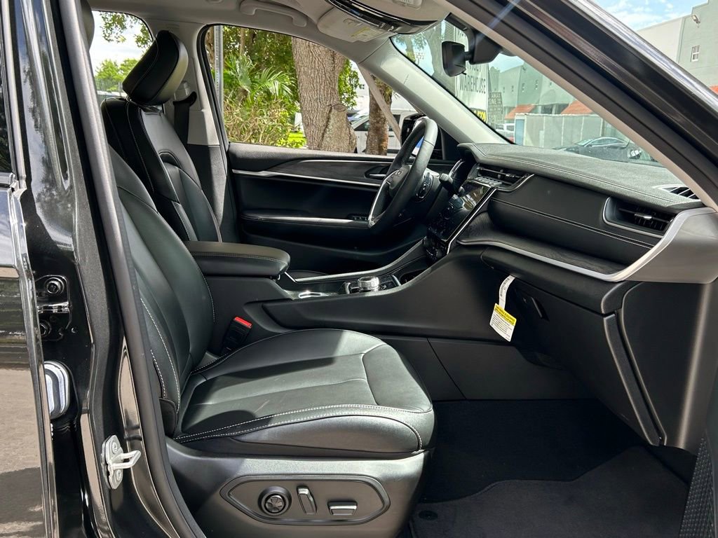 Used 2024 Jeep Grand Cherokee Limited w/ Black Appearance Package image 37