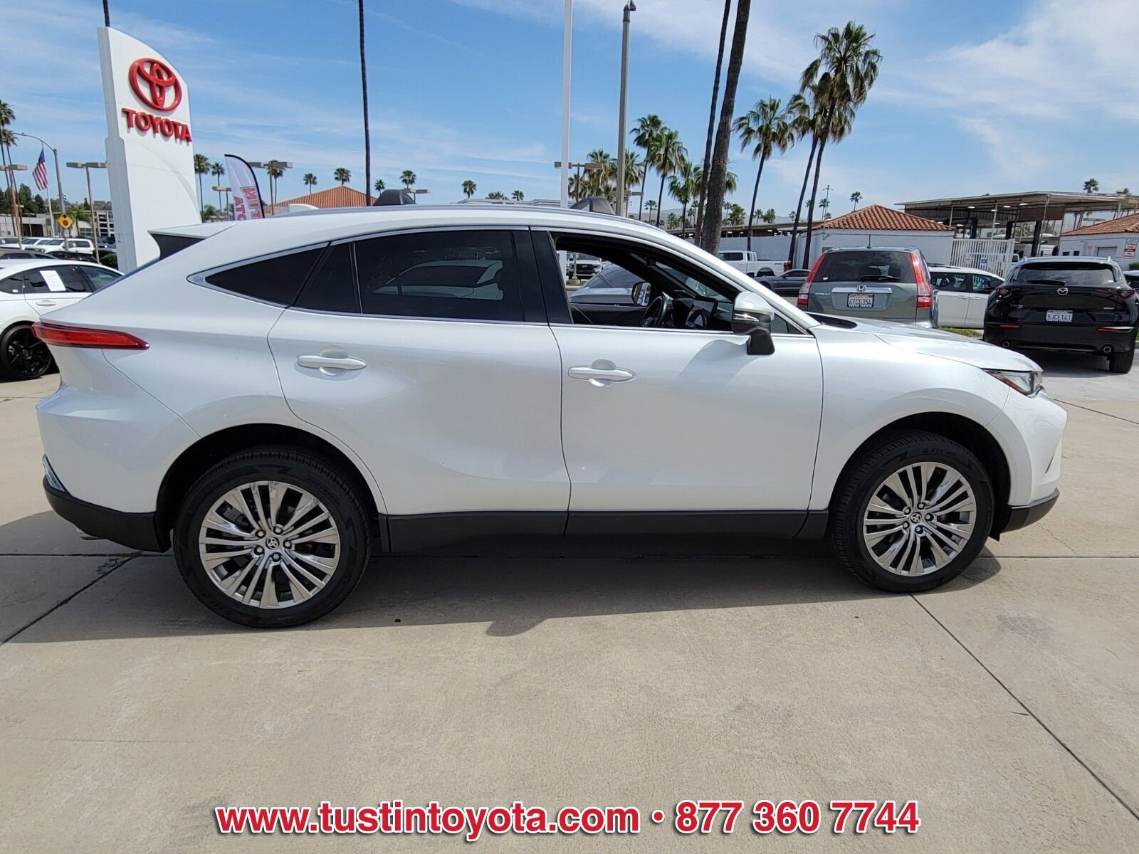 Certified 2023 Toyota Venza XLE image 3