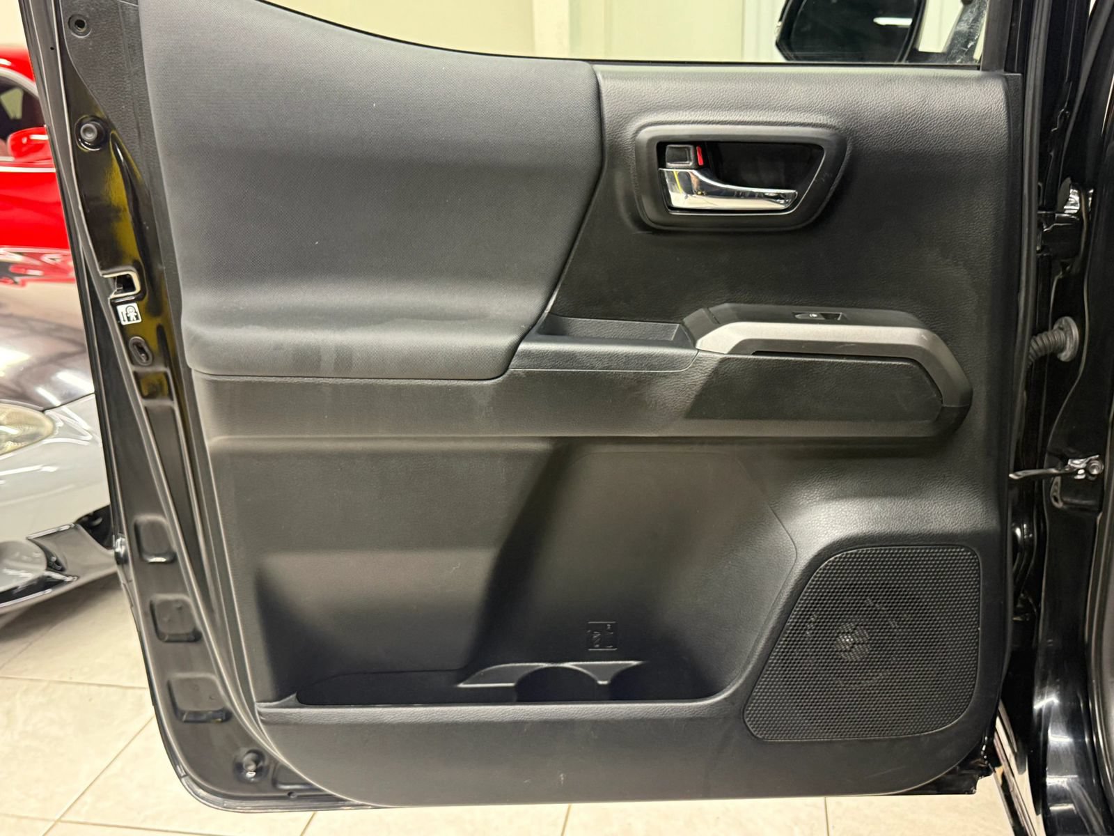Used 2018 Toyota Tacoma TRD Sport AWD/4WD image 18