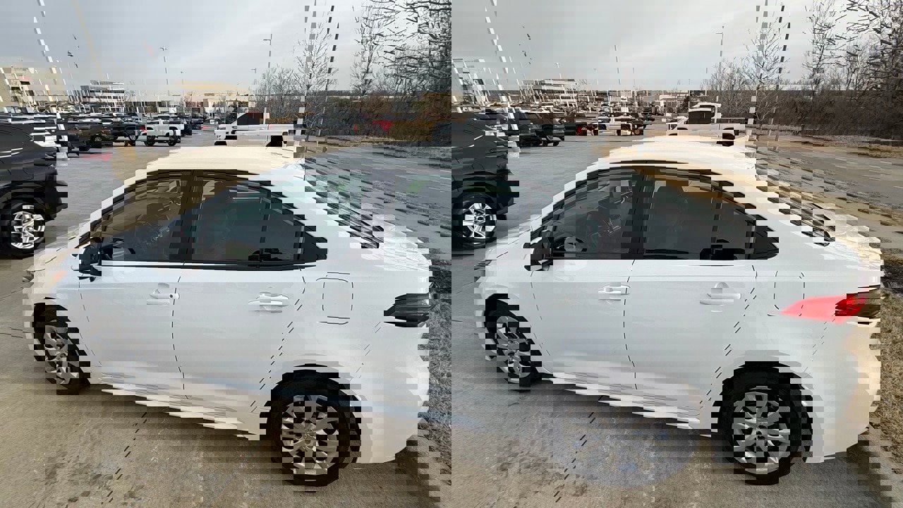 Used 2025 Toyota Corolla LE image 3