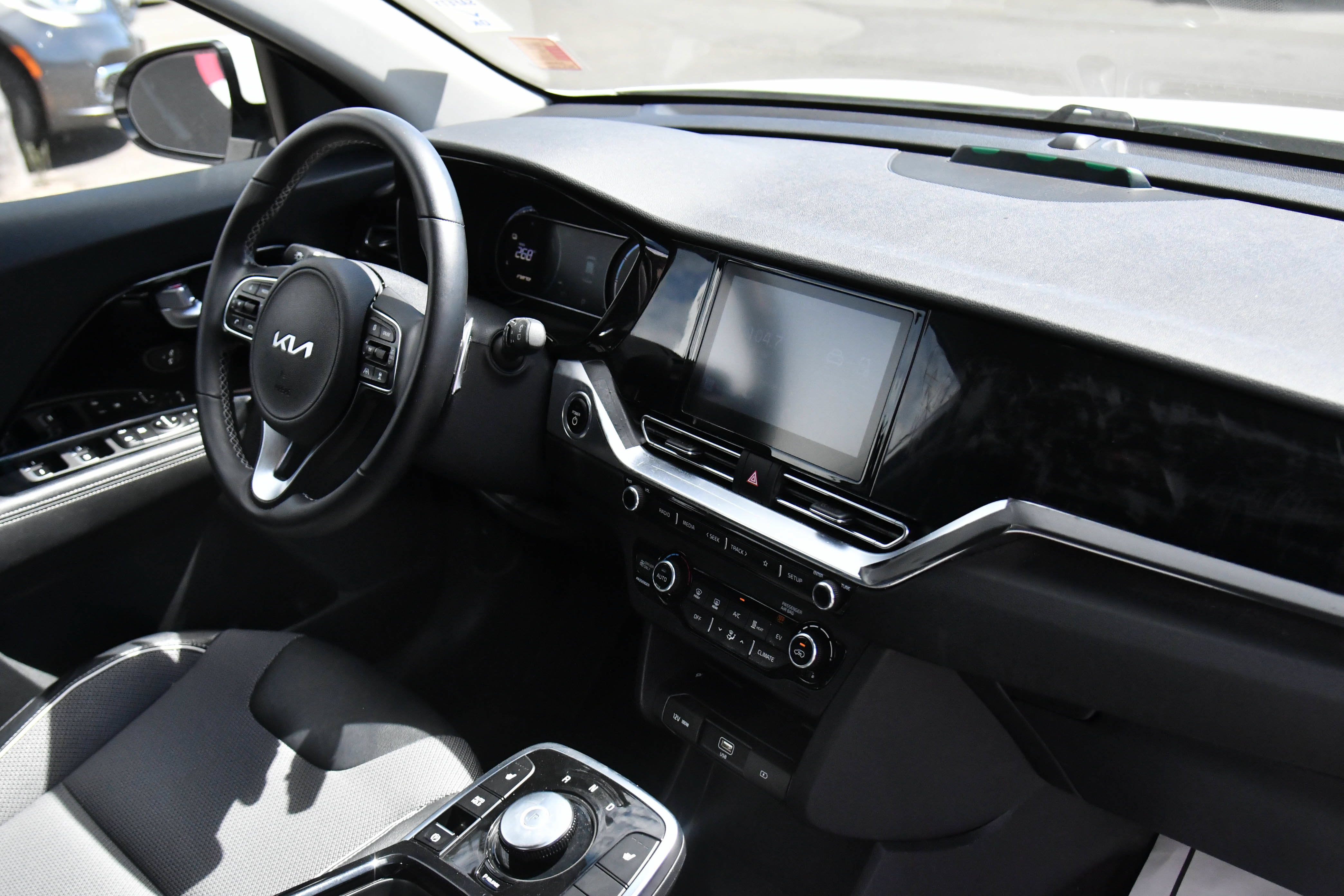 Used 2022 Kia Niro EX FWD image 44
