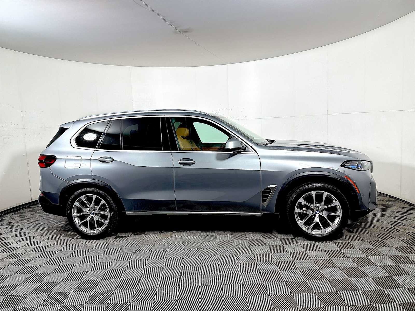 Used 2024 BMW X5 xDrive40i w/ Premium Package AWD/4WD image 7