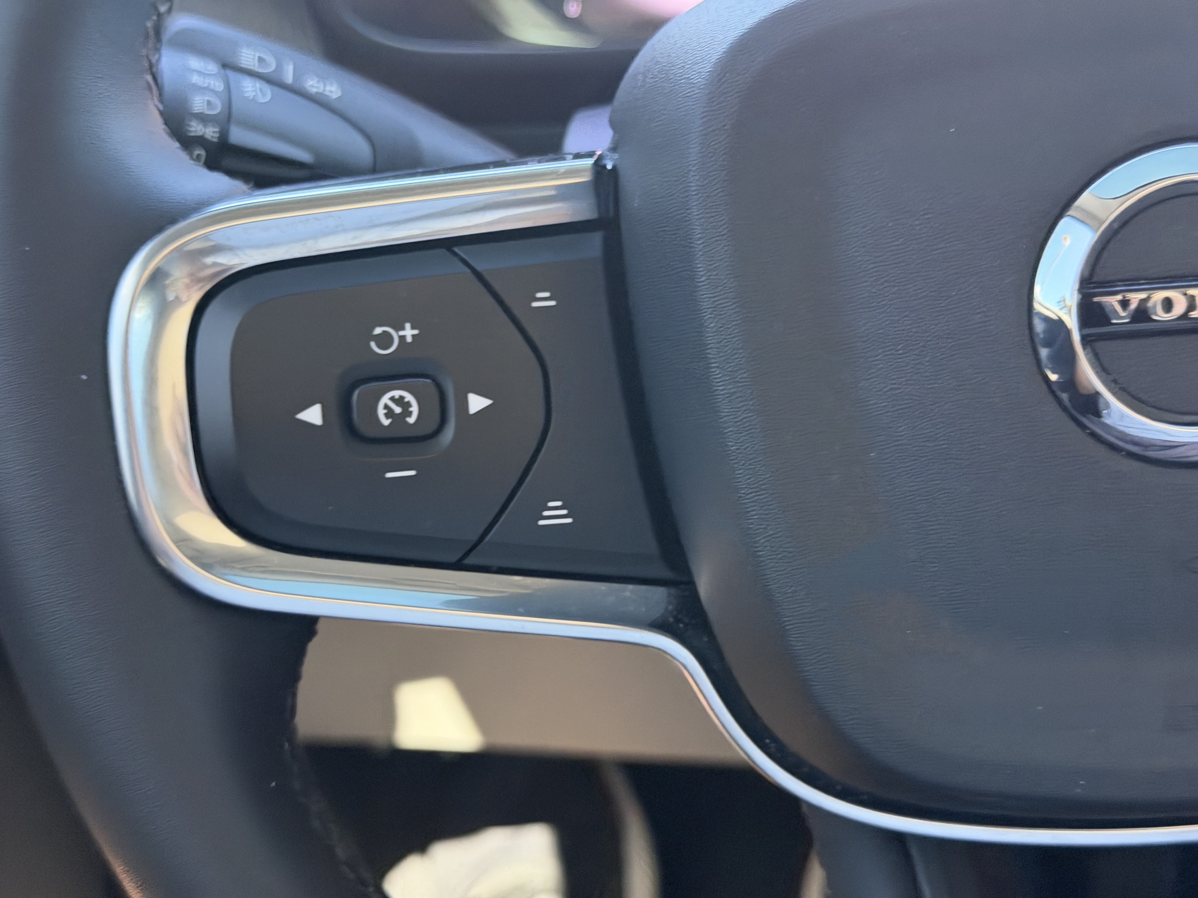 Certified 2024 Volvo XC40 B5 Plus w/ Protection Package Premier AWD/4WD image 31