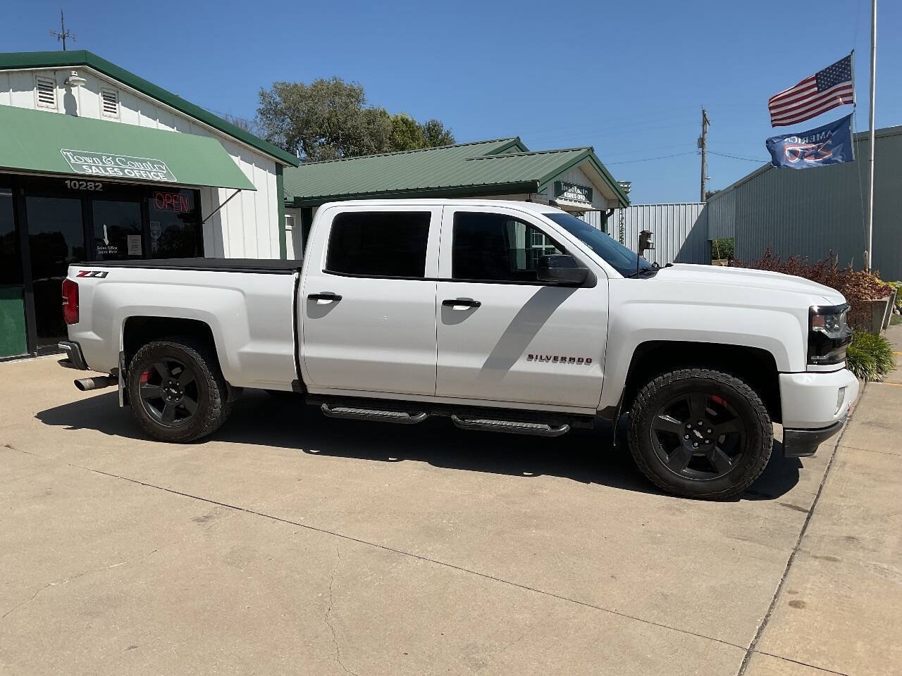 Used 2018 Chevrolet Silverado 1500 LTZ Z71 w/ Redline Edition AWD/4WD image 2