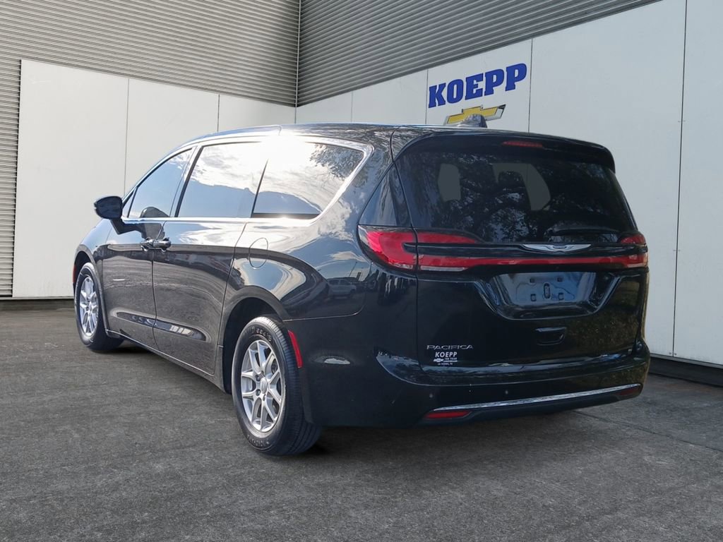 Used 2025 Chrysler Pacifica Select FWD image 3
