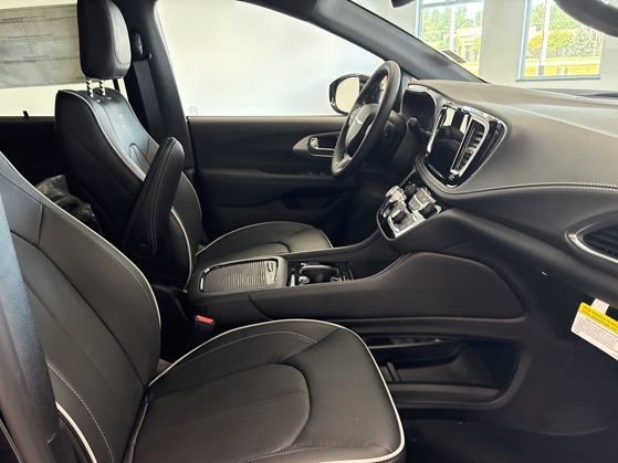 New 2026 Chrysler Pacifica Limited w/ S Appearance Package image 26