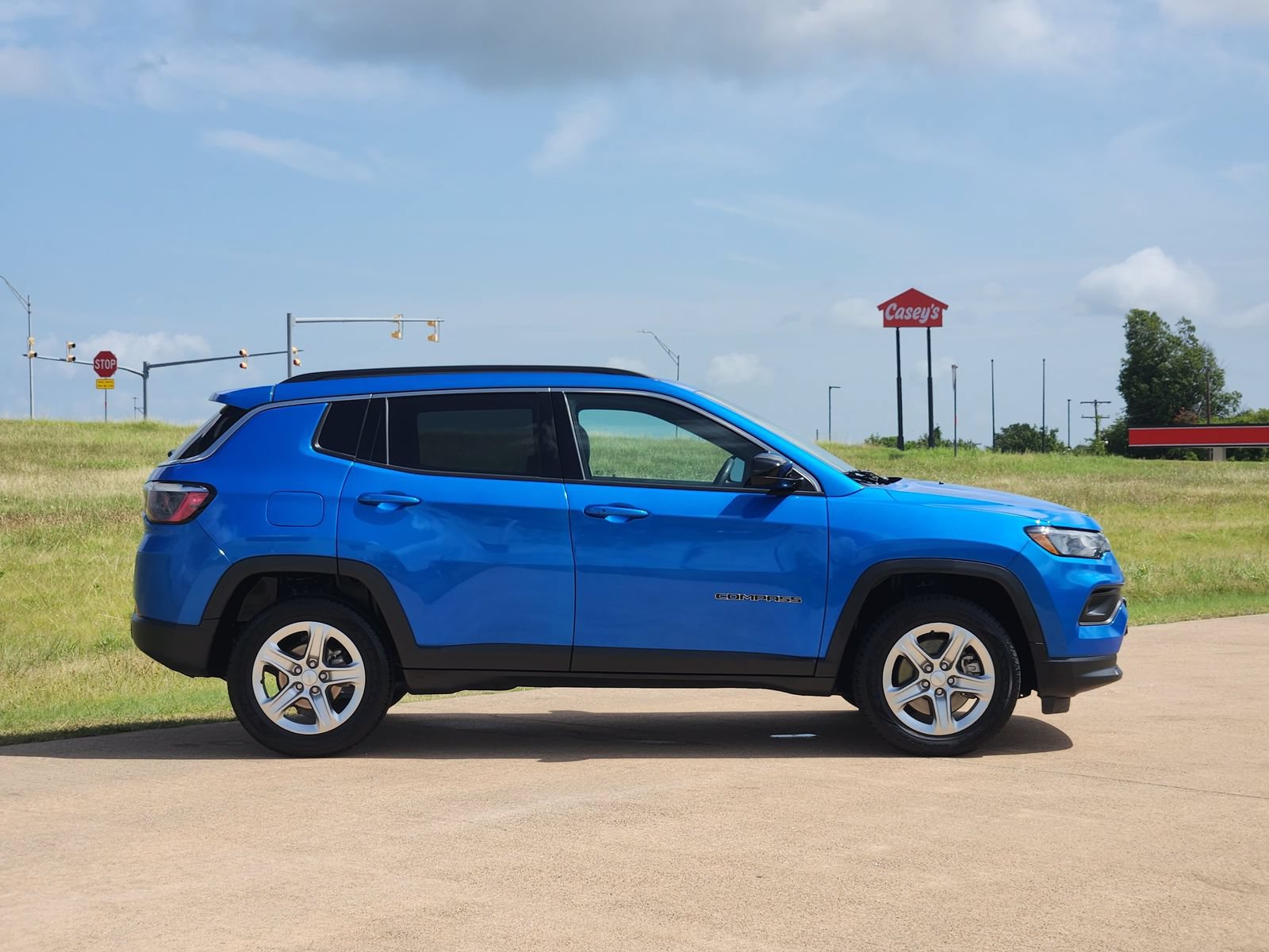 Used 2024 Jeep Compass Latitude AWD/4WD image 7