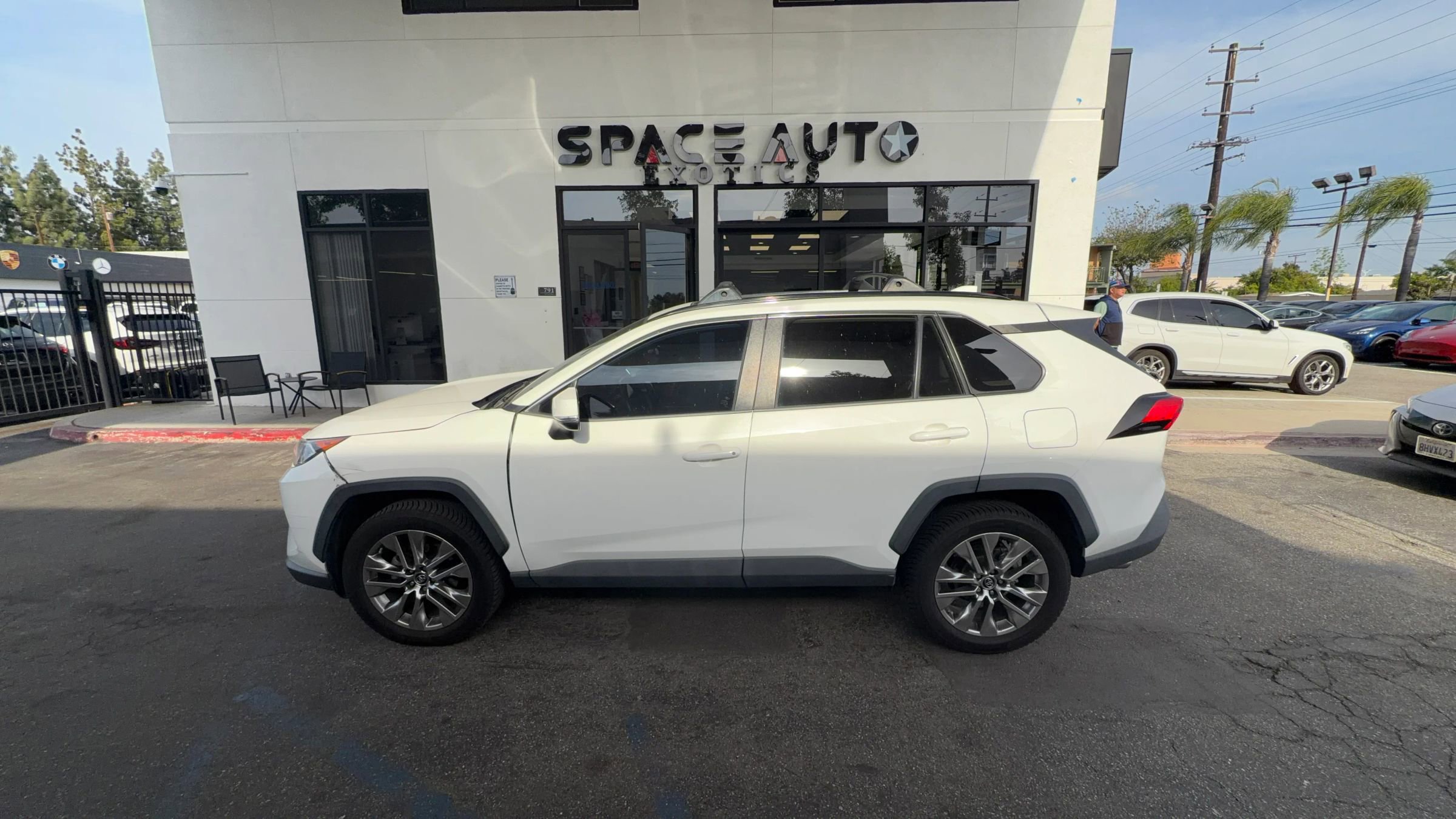 Used 2019 Toyota RAV4 XLE Premium w/ Carpet Mat Package FWD image 3