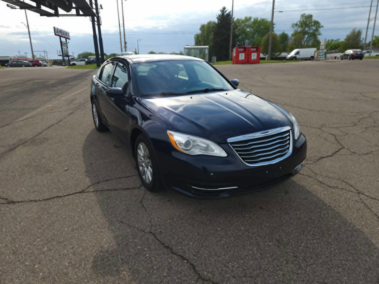 Used 2013 Chrysler 200 LX FWD image 2