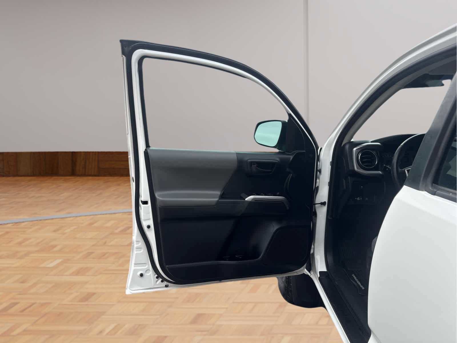 Used 2020 Toyota Tacoma SR5 AWD/4WD image 9