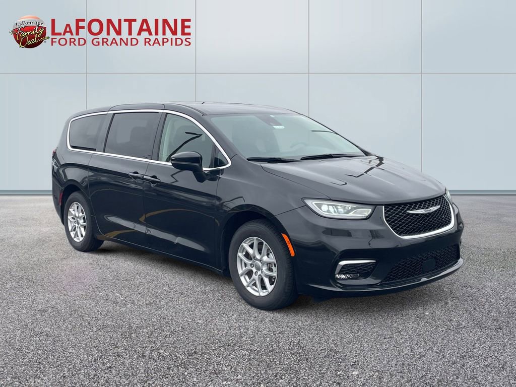 Used 2023 Chrysler Pacifica Touring-L FWD image 3