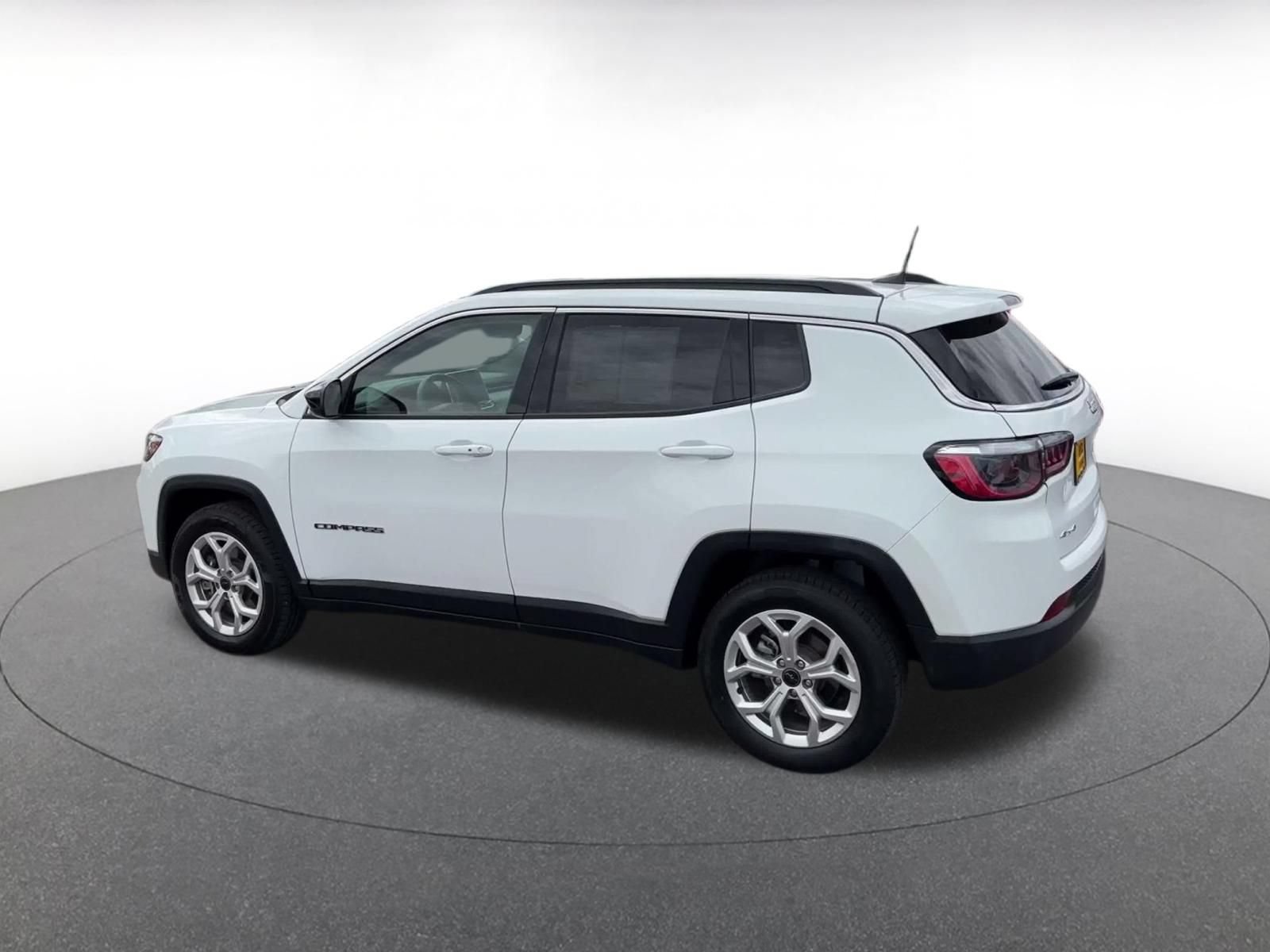 Used 2025 Jeep Compass Latitude AWD/4WD image 9