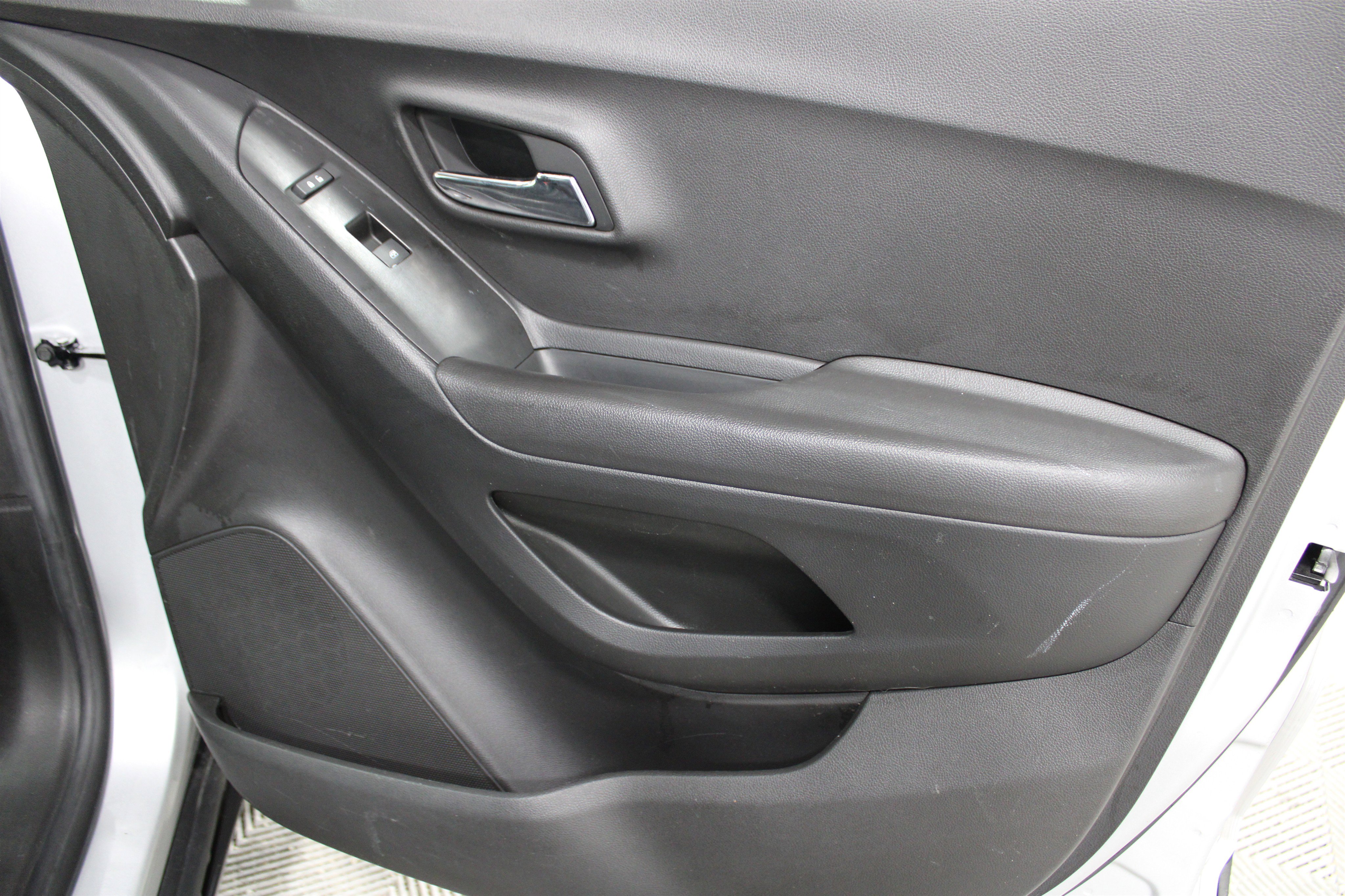 Used 2019 Chevrolet Trax LT w/ LT Convenience Package FWD image 23