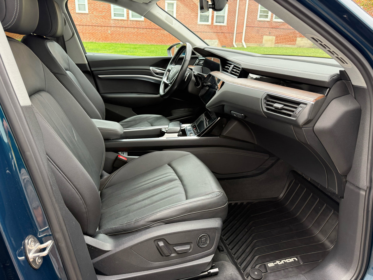 Used 2019 Audi e-tron Premium Plus image 22