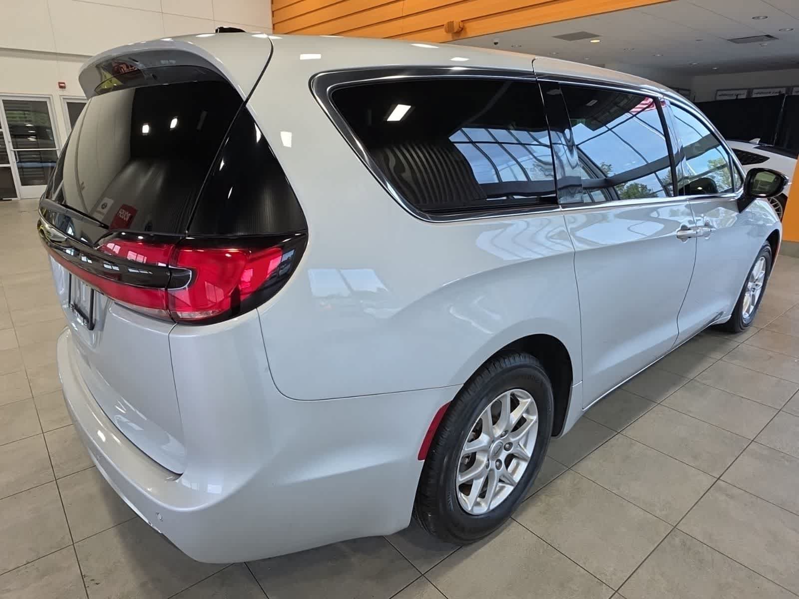 Used 2024 Chrysler Pacifica Touring-L FWD image 7