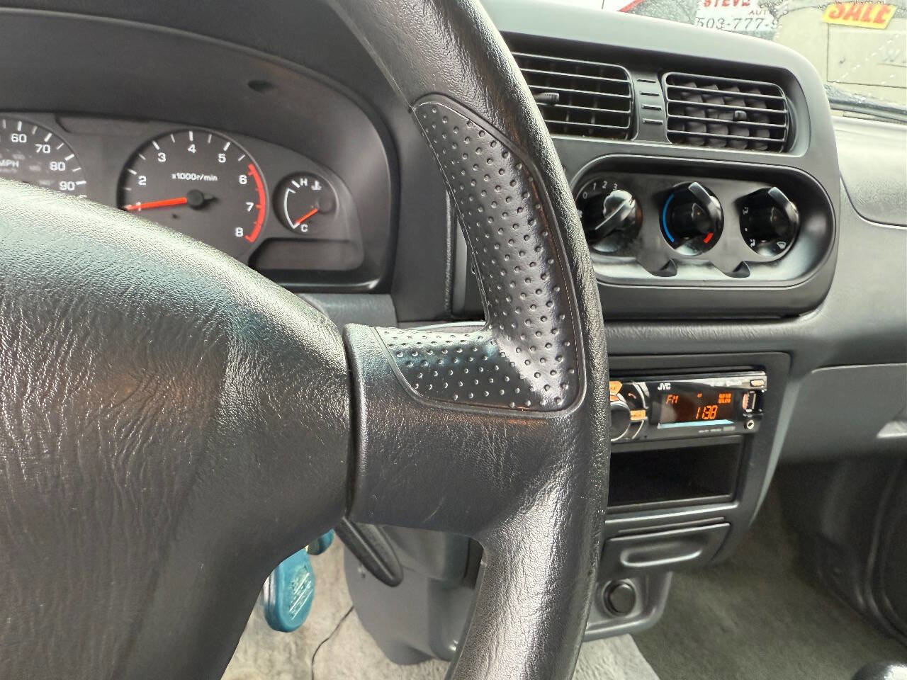 Used 2001 Nissan Frontier XE image 25