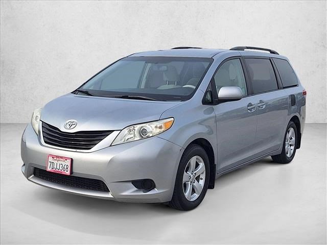 Used 2014 Toyota Sienna LE image 1