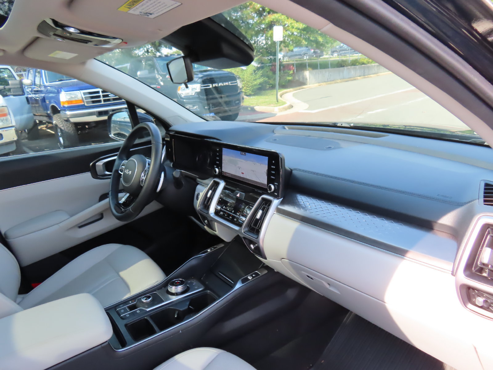 Used 2022 Kia Sorento EX w/ Panoramic Sunroof Package AWD/4WD image 16
