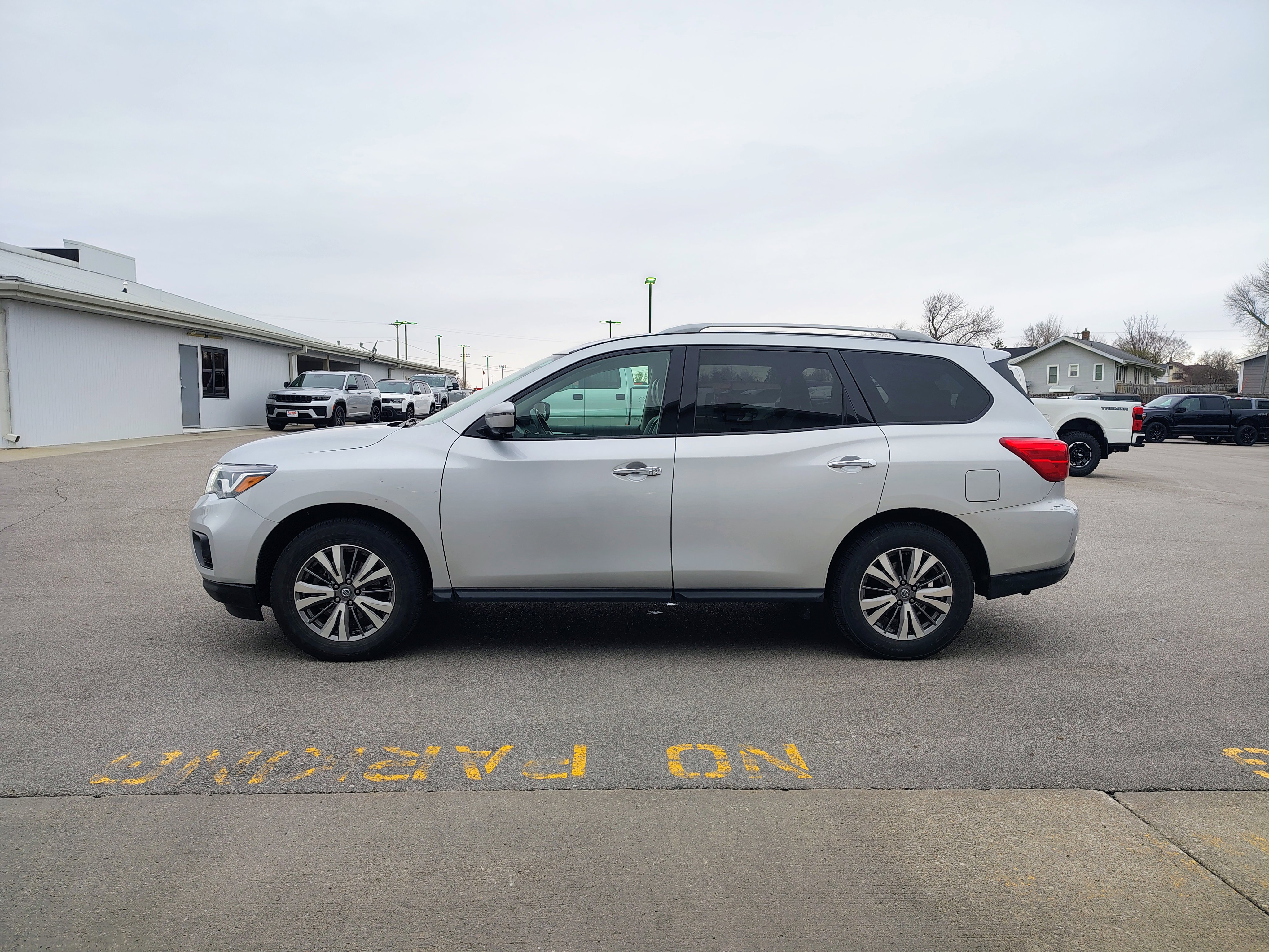 Used 2020 Nissan Pathfinder SL image 5
