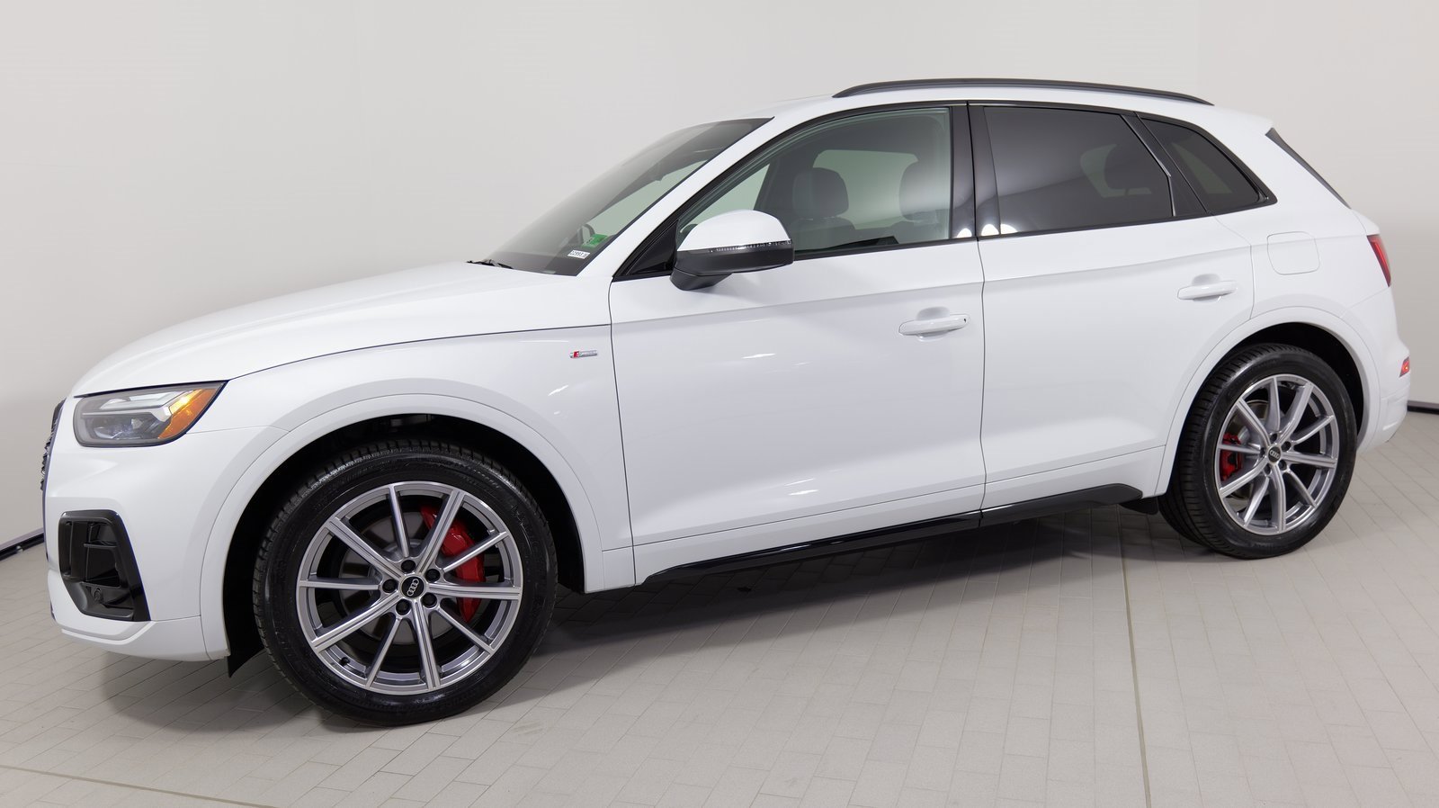Used 2024 Audi Q5 e Premium Plus w/ Premium Plus Package image 1