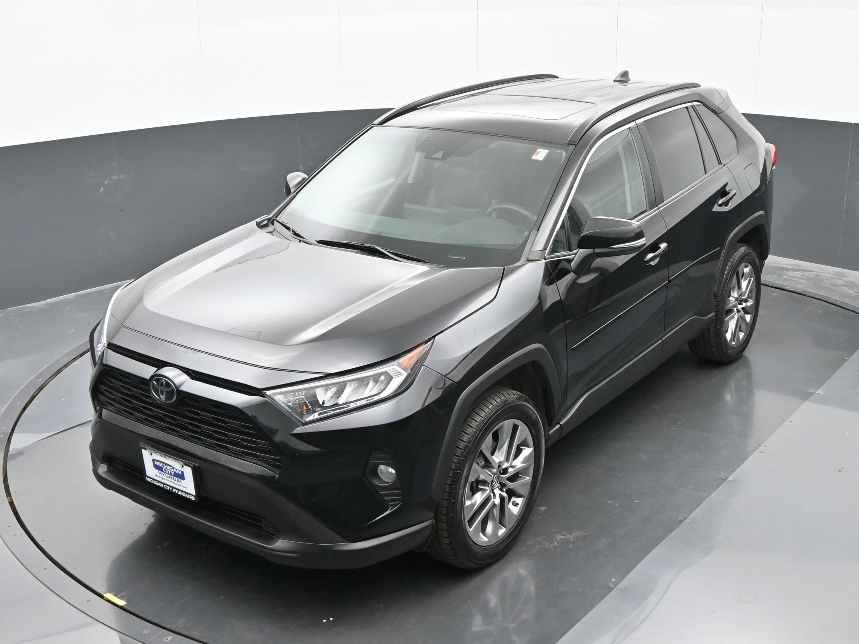 Used 2019 Toyota RAV4 XLE Premium image 32
