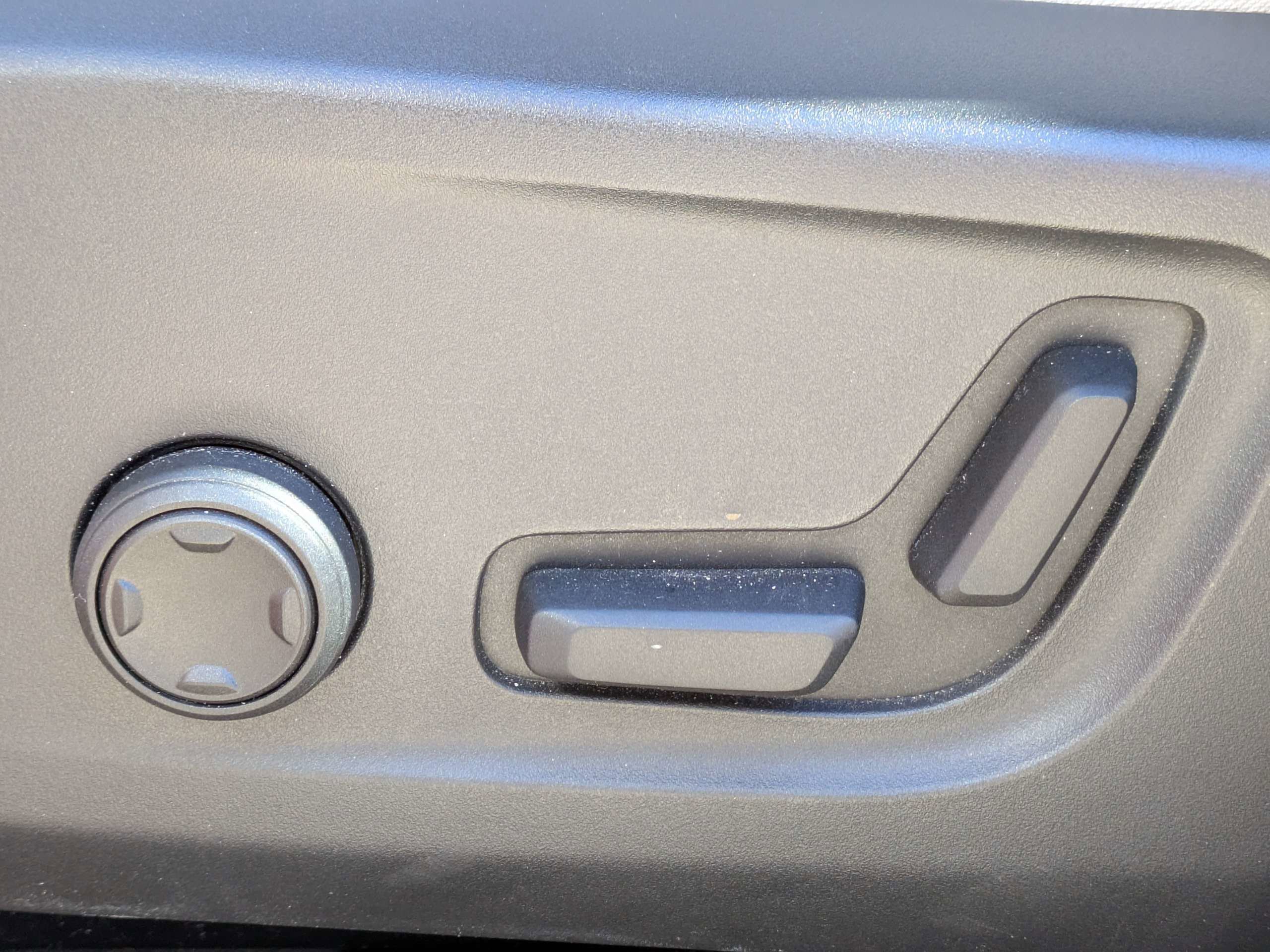 Used 2021 Volvo XC40 T4 Momentum image 21