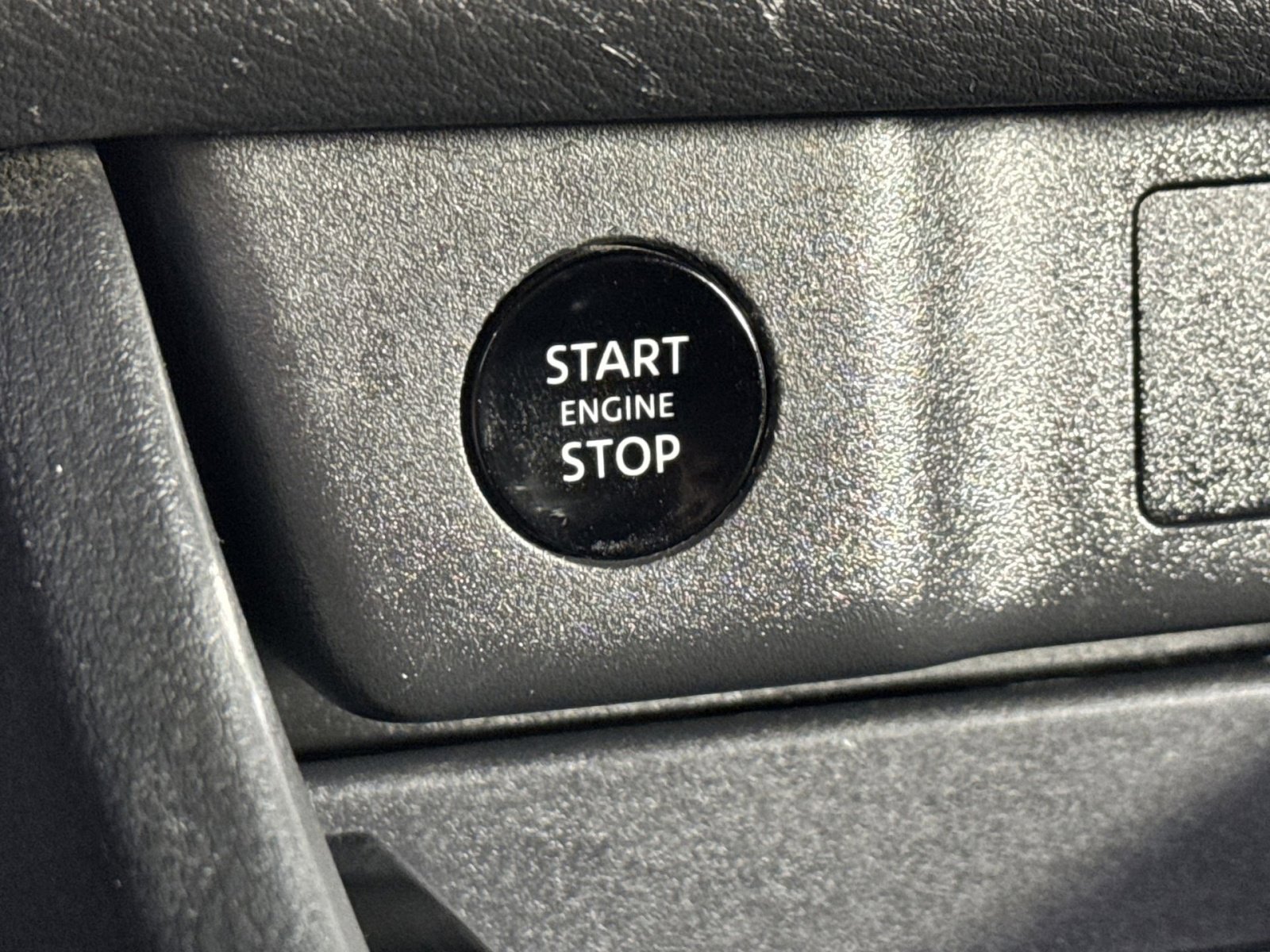 Used 2024 Nissan Rogue SV image 33