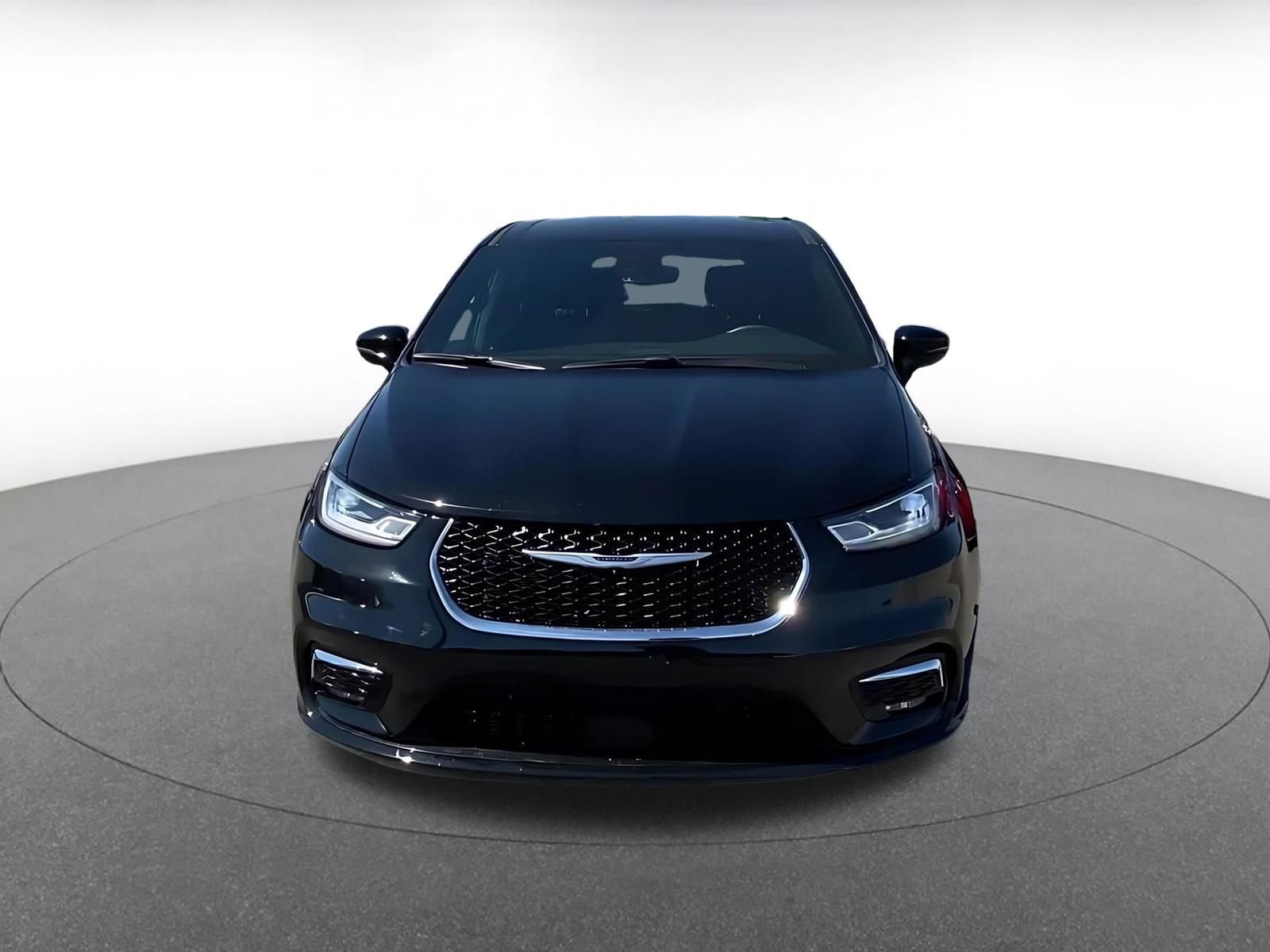 Used 2025 Chrysler Pacifica Select image 4