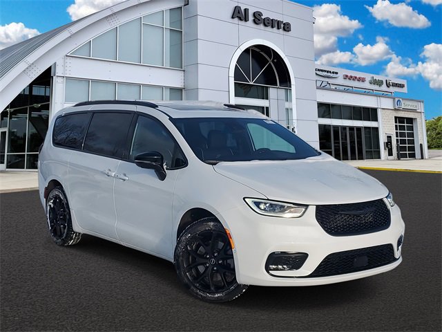 New 2026 Chrysler Pacifica Limited w/ Uconnect Theater Family Group