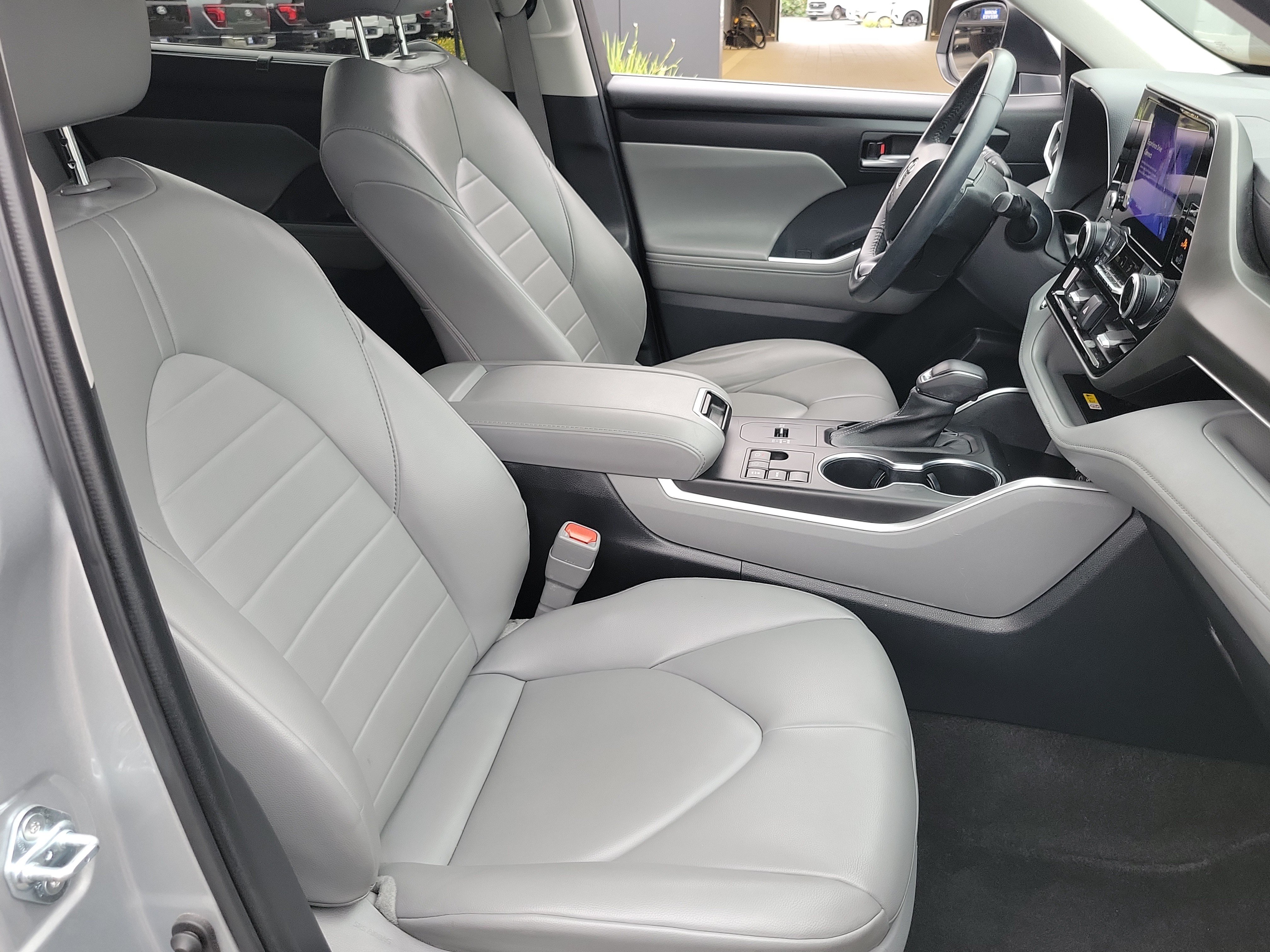 Used 2023 Toyota Highlander XLE FWD image 22