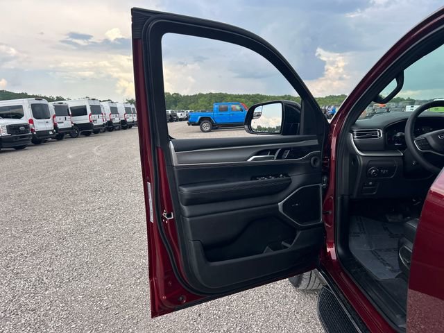 New 2025 Jeep Wagoneer Series III w/ Rear Seat Video Group 1 image 10