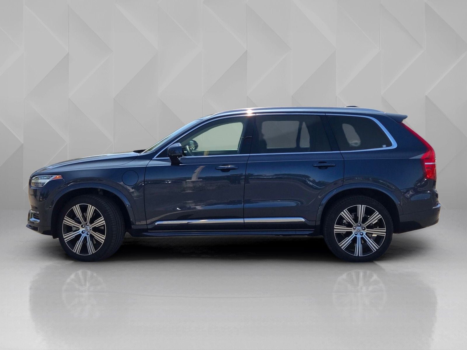 Certified 2024 Volvo XC90 T8 Plus AWD/4WD image 3