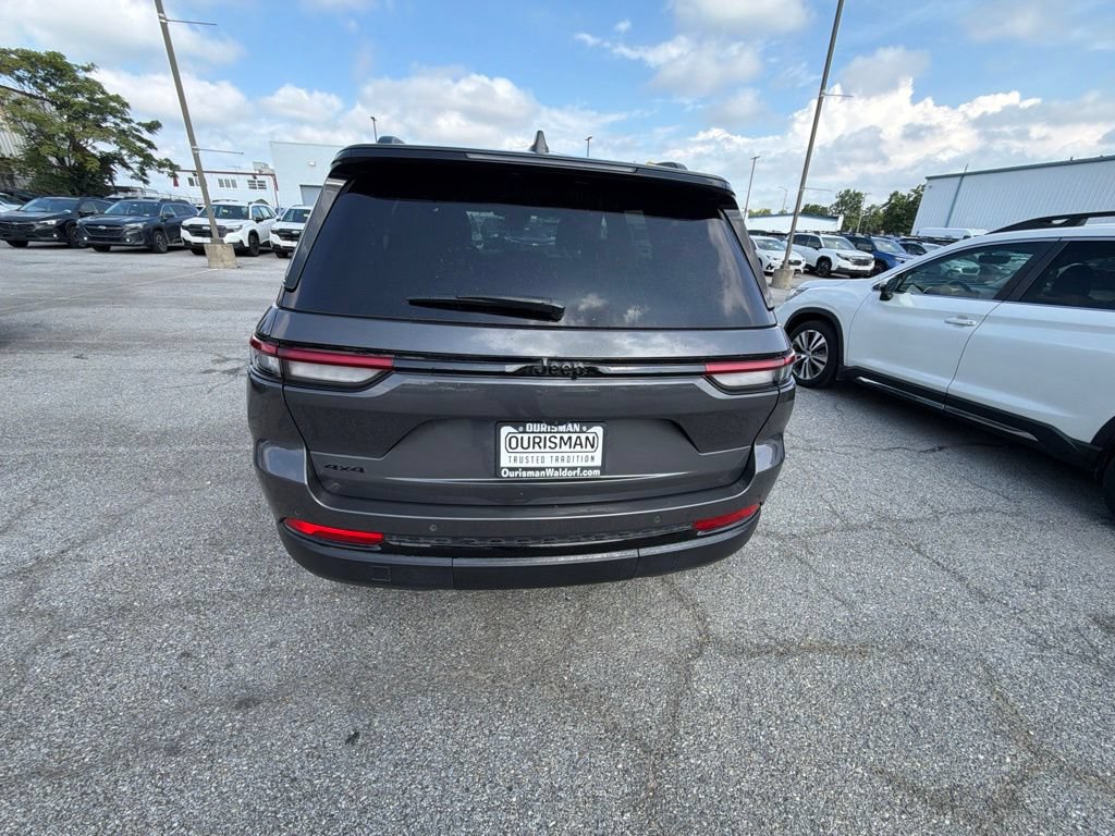 Used 2024 Jeep Grand Cherokee Laredo AWD/4WD image 4