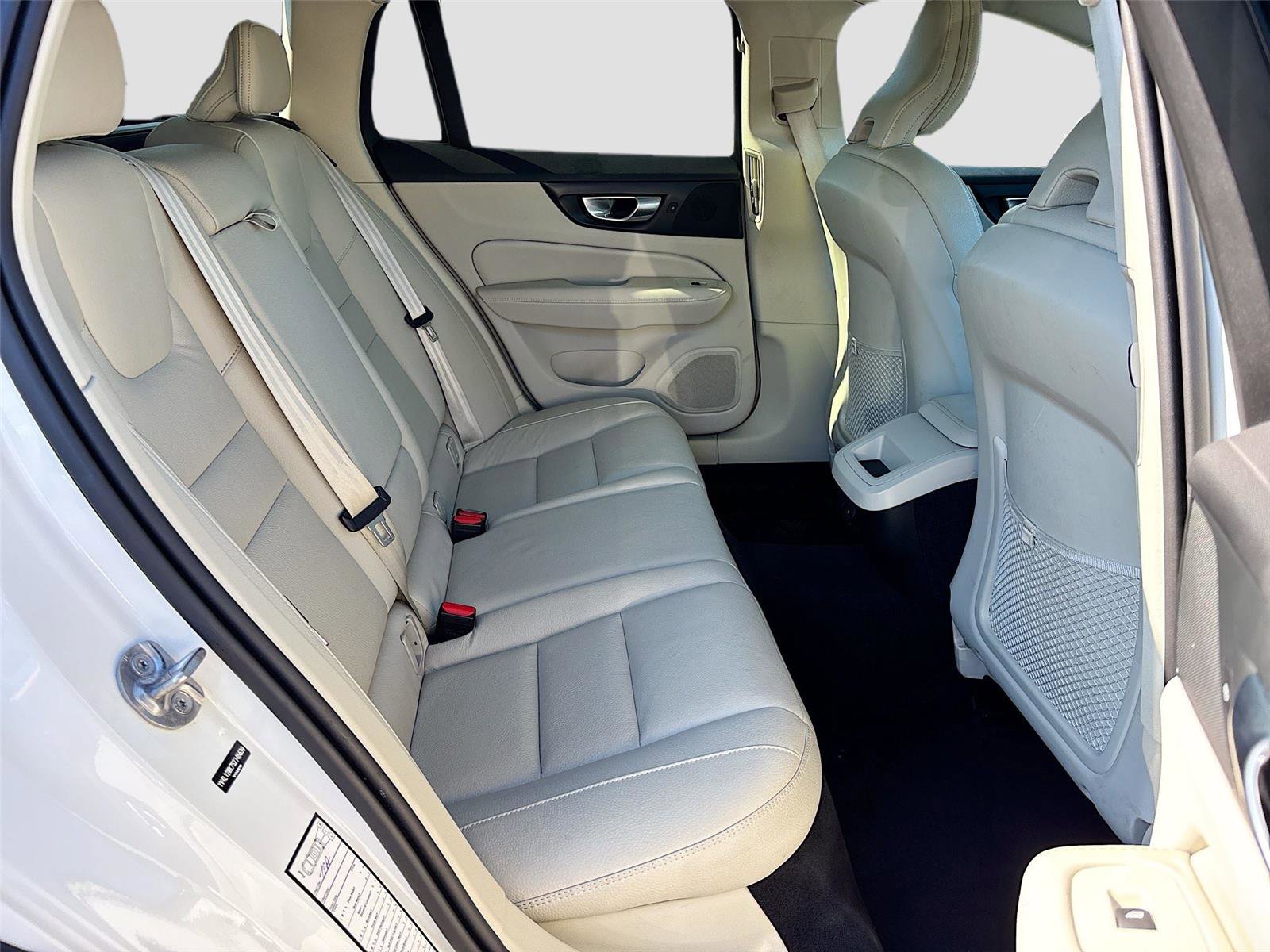 Used 2025 Volvo V60 B5 Cross Country Plus image 27