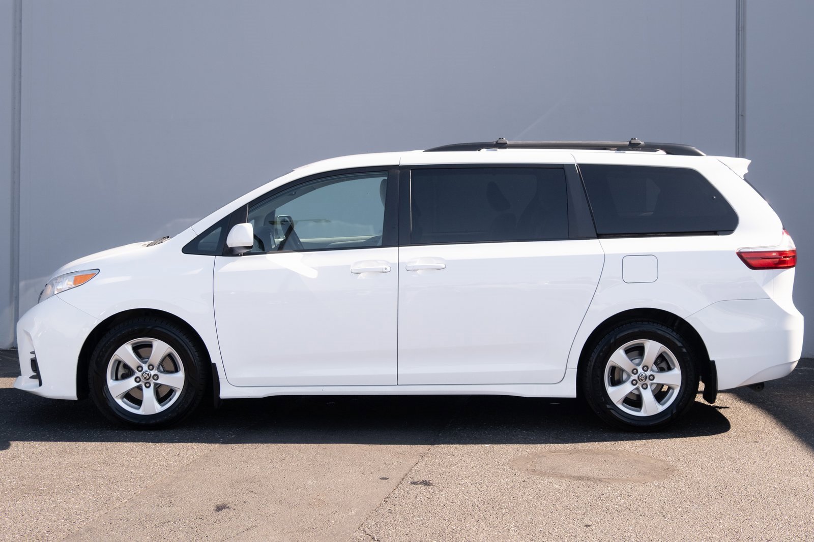 Used 2020 Toyota Sienna LE image 28