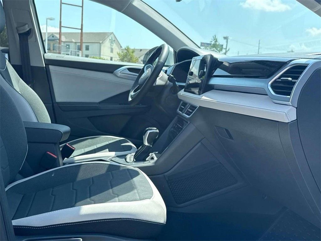 New 2025 Volkswagen Taos SE image 13
