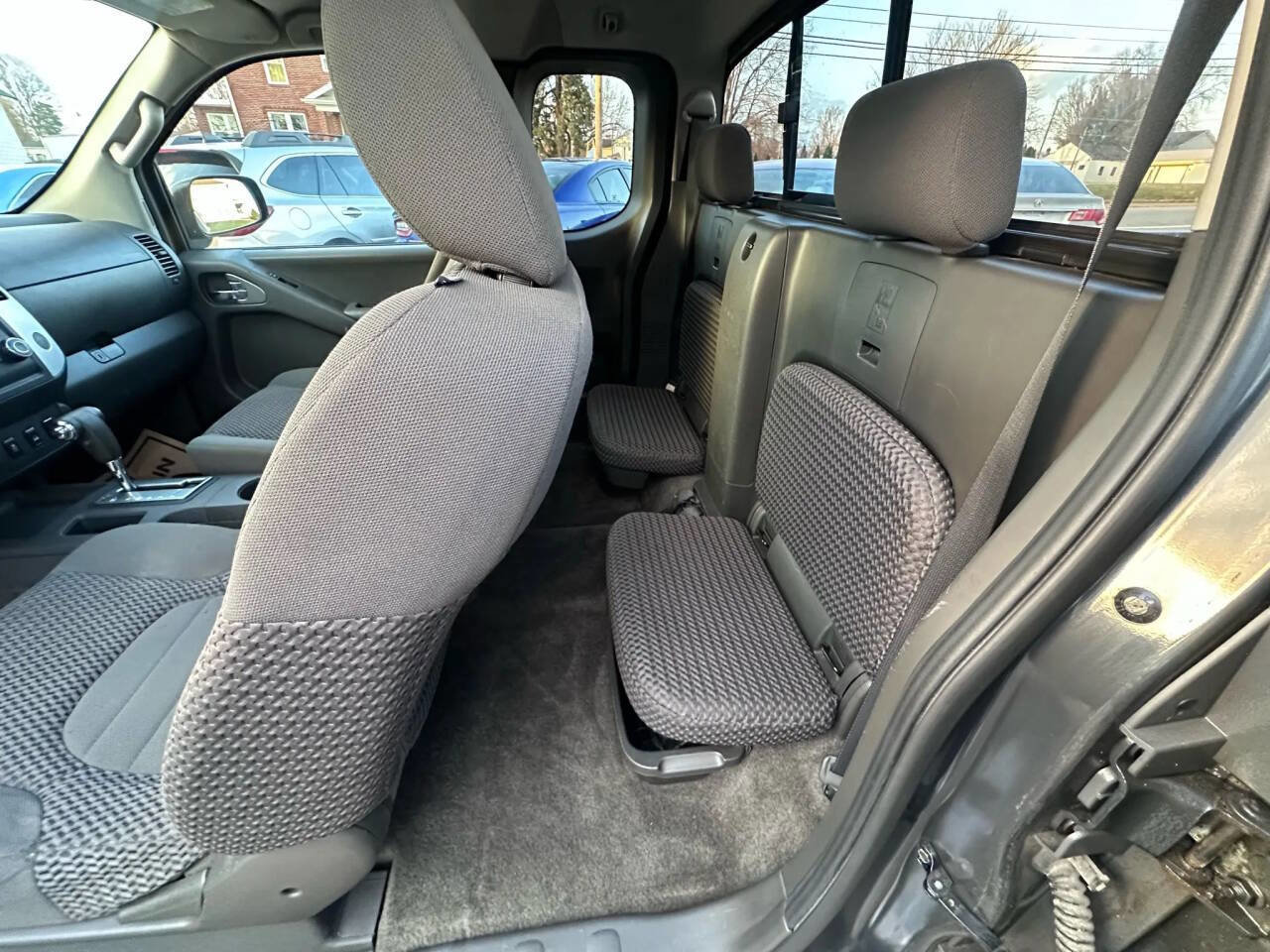 Used 2012 Nissan Frontier SV image 11