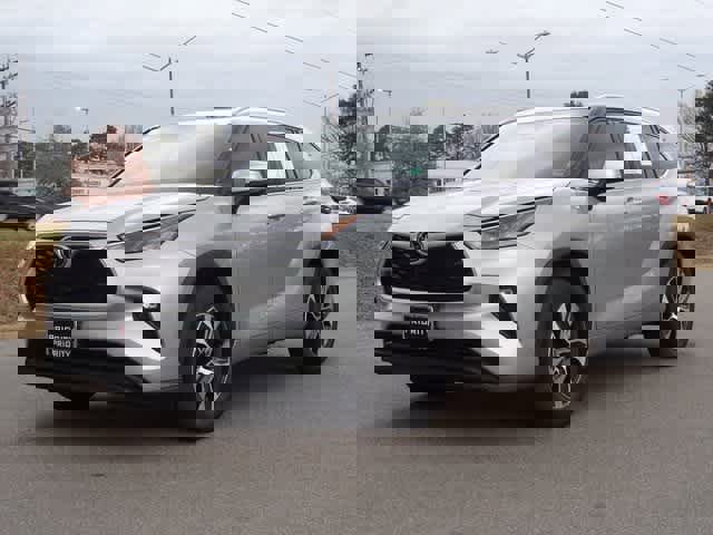 Used 2022 Toyota Highlander XLE image 1