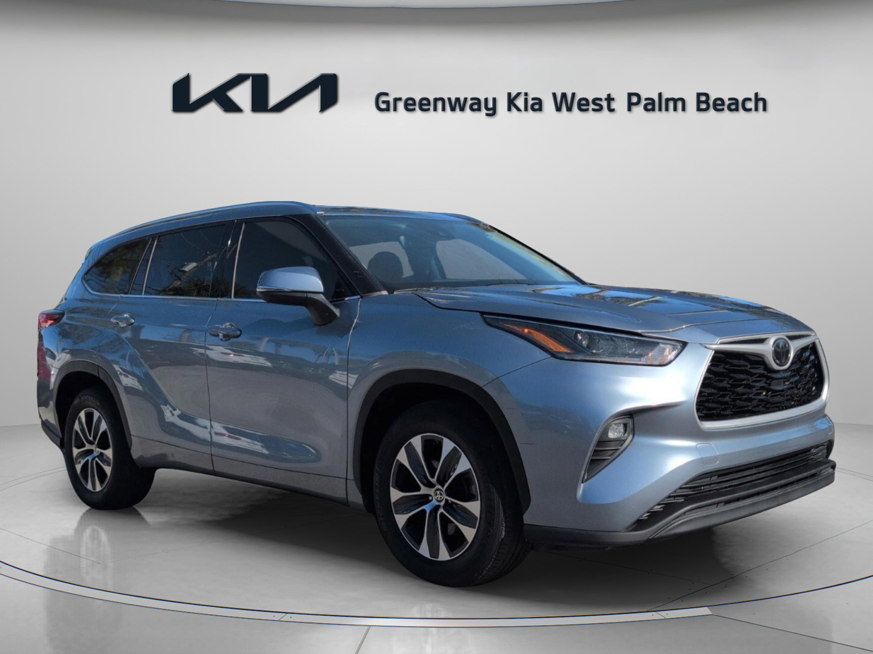 Used 2021 Toyota Highlander XLE FWD image 1