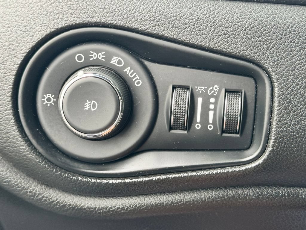 Used 2016 Jeep Renegade Latitude w/ Cold Weather Group FWD image 30