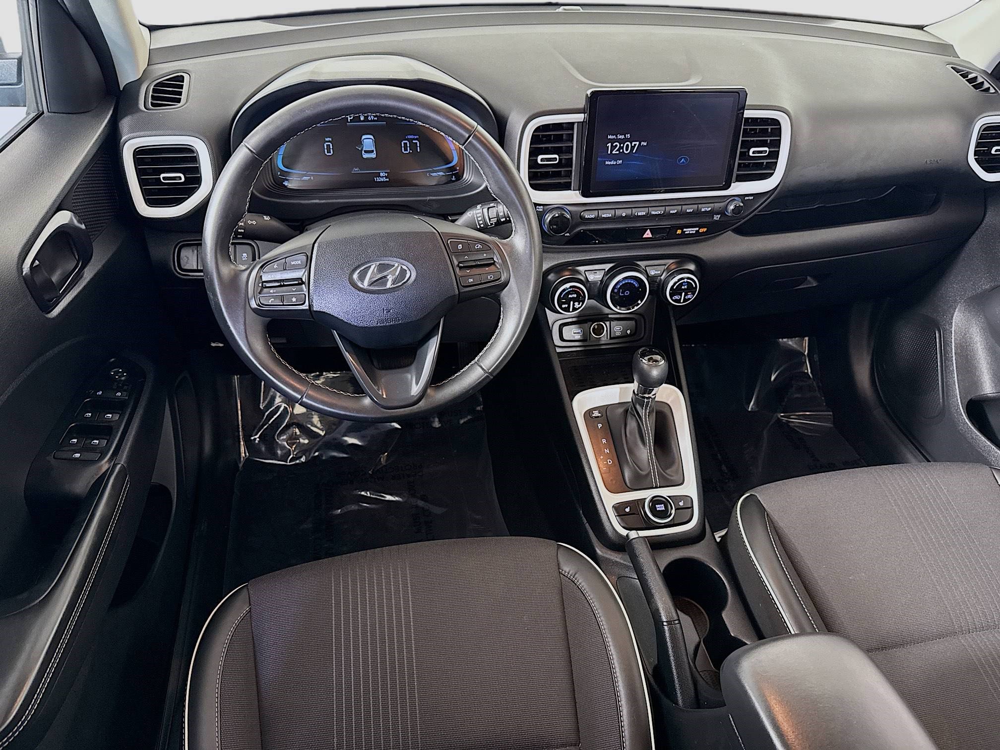 Used 2024 Hyundai Venue Limited image 15