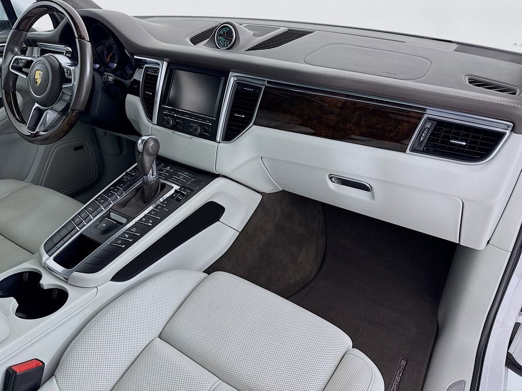 Certified 2016 Porsche Macan Turbo image 31