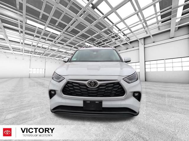 Certified 2025 Toyota Highlander XLE AWD/4WD image 9