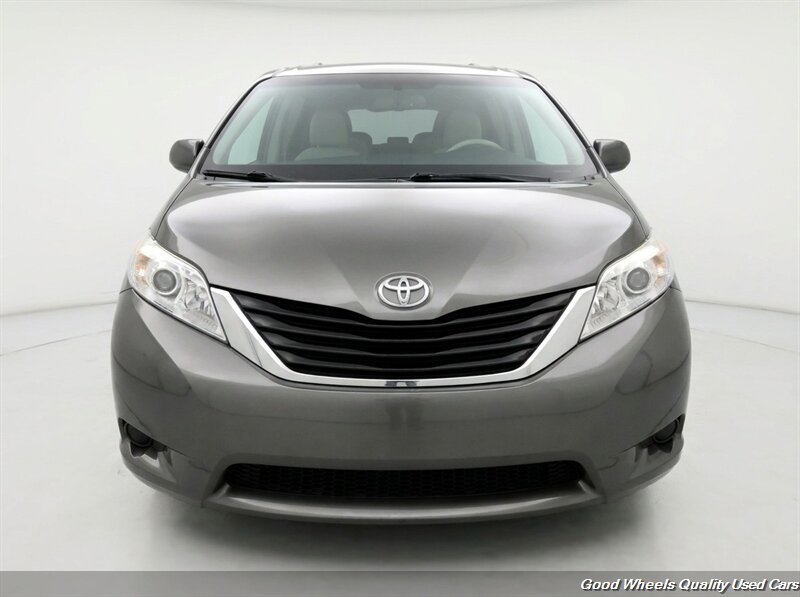 Used 2014 Toyota Sienna LE FWD image 2